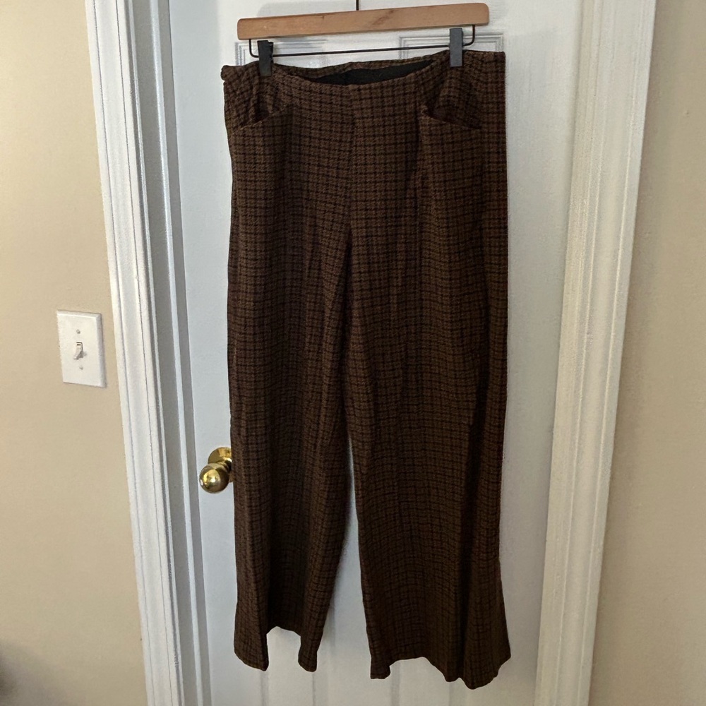 High rise old navy wide leg pixi pant with brown houndstooth pattern